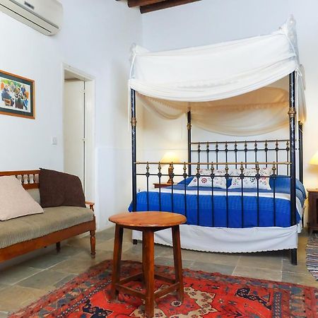 Zoes Traditional Apartments, Bed & Breakfast Larnaca Bagian luar foto