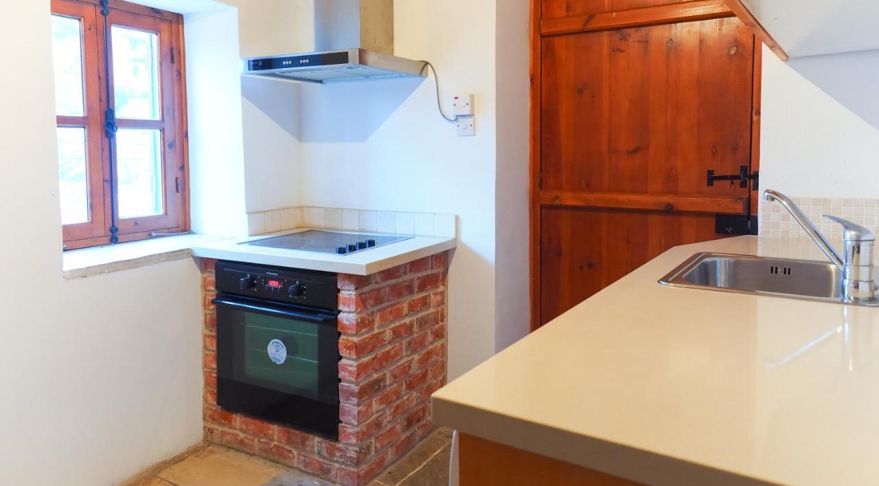 Zoes Traditional Apartments, Bed & Breakfast Larnaca Bagian luar foto