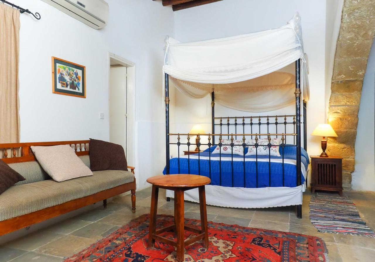 Zoes Traditional Apartments, Bed & Breakfast Larnaca Bagian luar foto