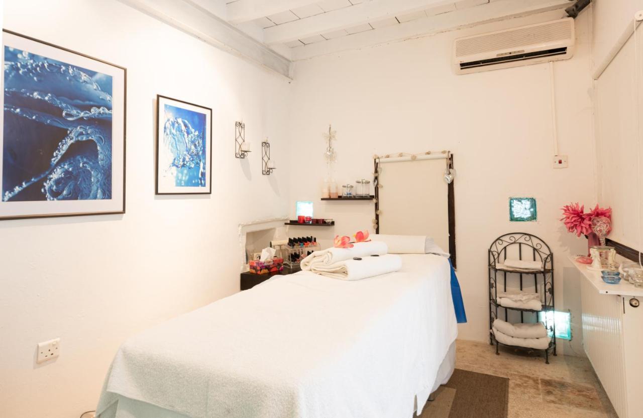 Zoes Traditional Apartments, Bed & Breakfast Larnaca Bagian luar foto